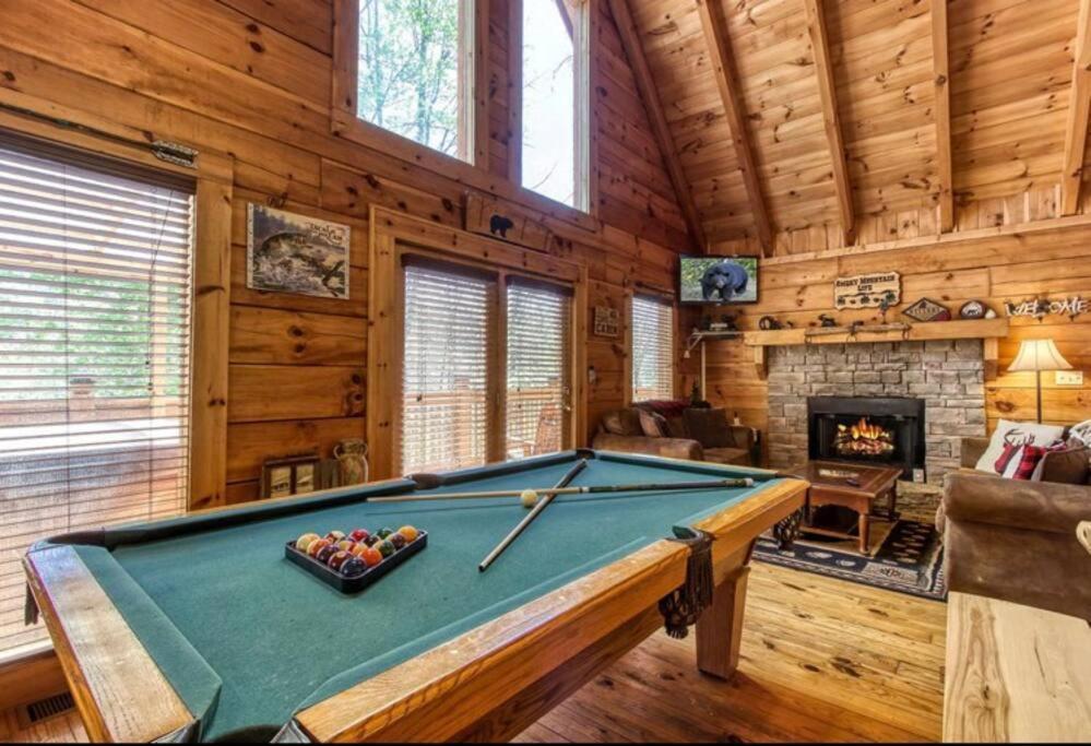 Lazy Bear * Sevierville