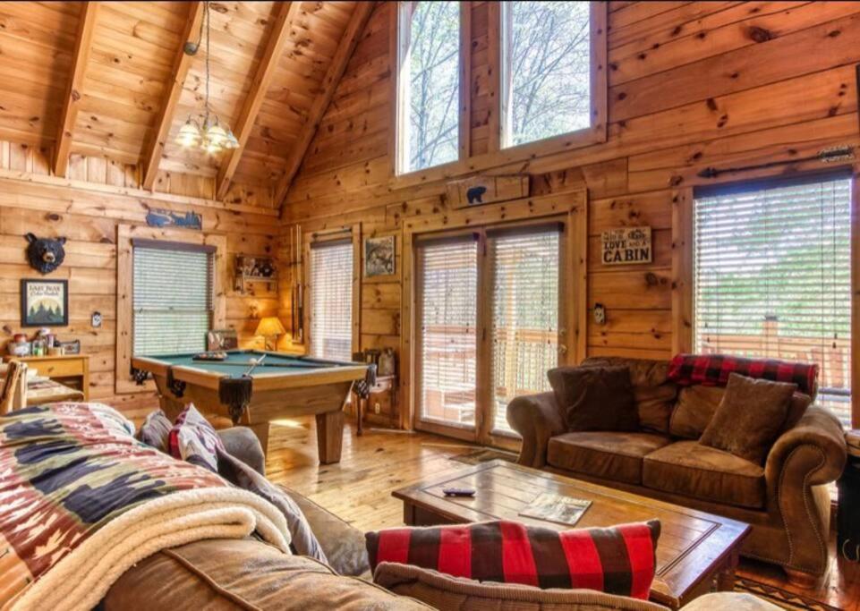 Lazy Bear * Sevierville